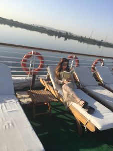 Leyendo "No seas el mejor... lucha por ser diferente" en el crucero por el Nilo, rumbo al sur de Egipto.