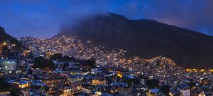 La noche cae sobre Rocinha, la favela más grande