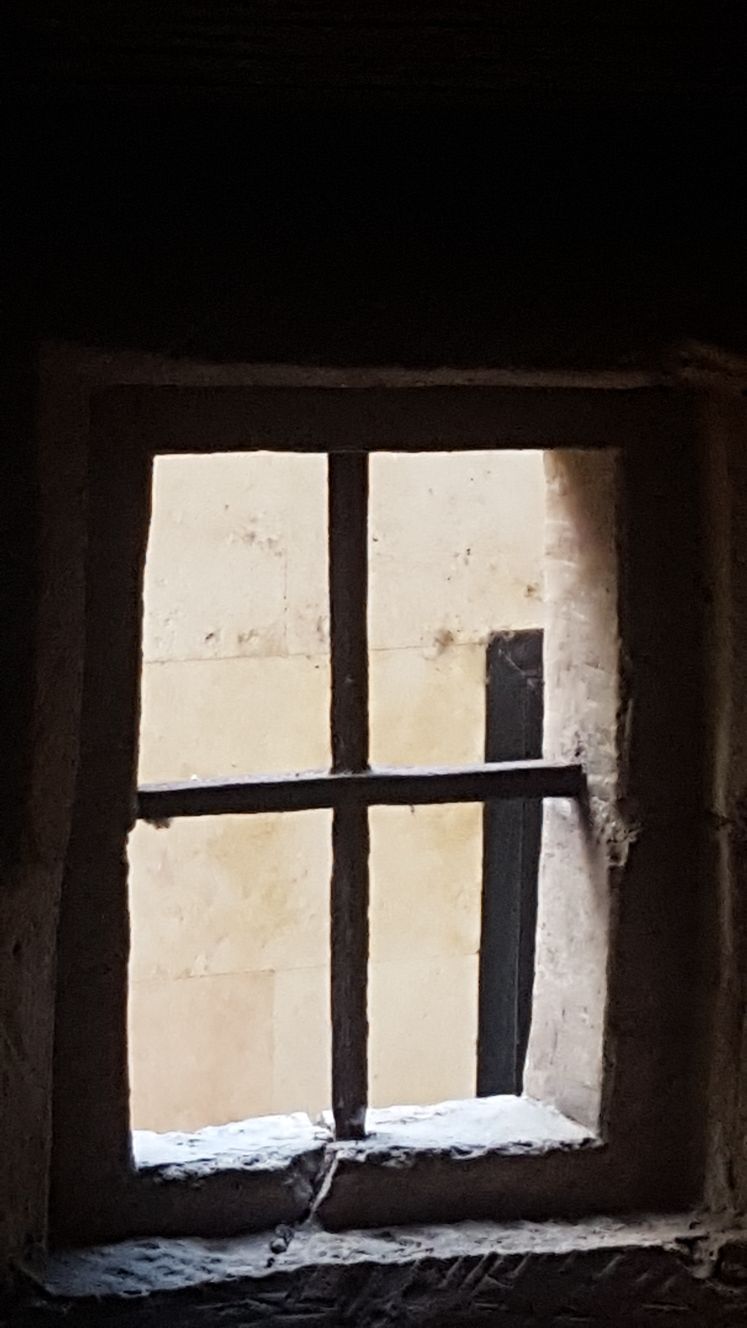 La pequeña ventana de la torre del Marqués de Villena...