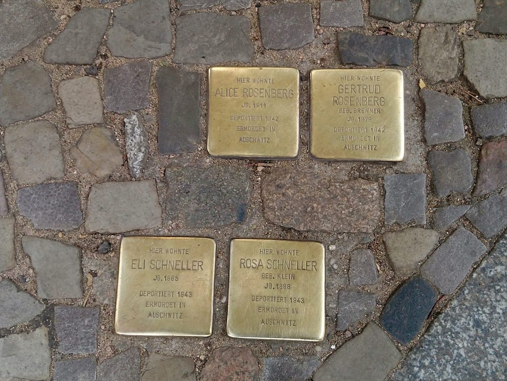 Estas placas, stolpersteine, están diseminadas por toda Europa...