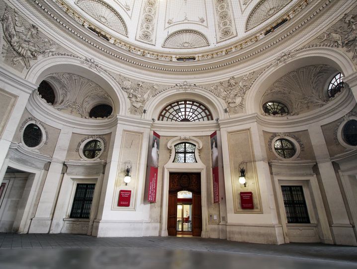 El Museo Sisi se encuentra en el interior del Palacio Imperial de Hofburg...